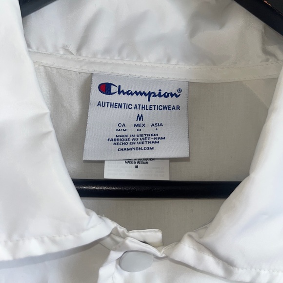 Cropped Champion Windbreaker - Picture 2 of 3